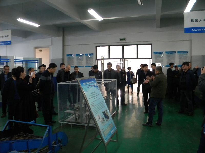 各代表参观工程训练中心二楼科创作品