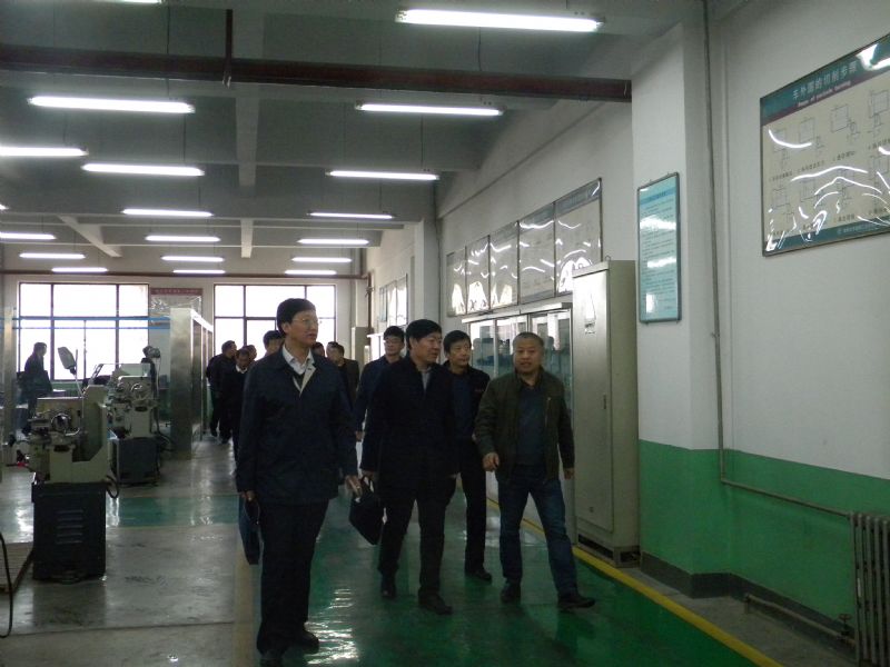 谢小正主任陪同代表参观工程训练中心一楼
