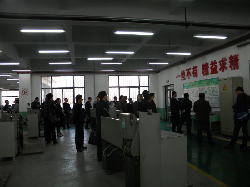 各代表认真参观工程训练中心