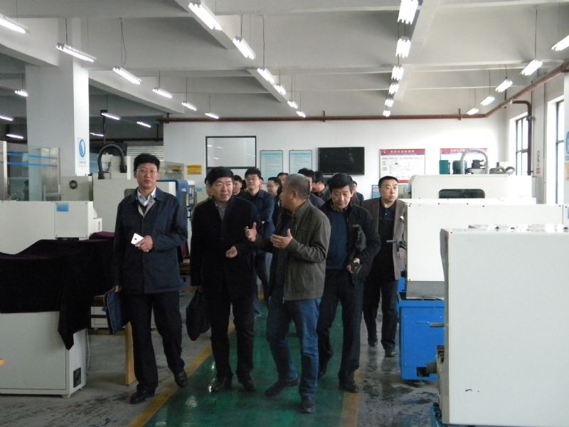 谢小正主任向代表介绍数控车床实习情况